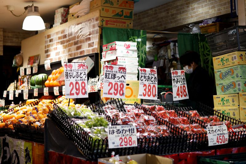 © Reuters.  FILE PHOTO: A view of a vegetable stand with prices at a supermarket in Tokyo, Japan March 24, 2023. REUTERS/Androniki Christodoulou/File Photo